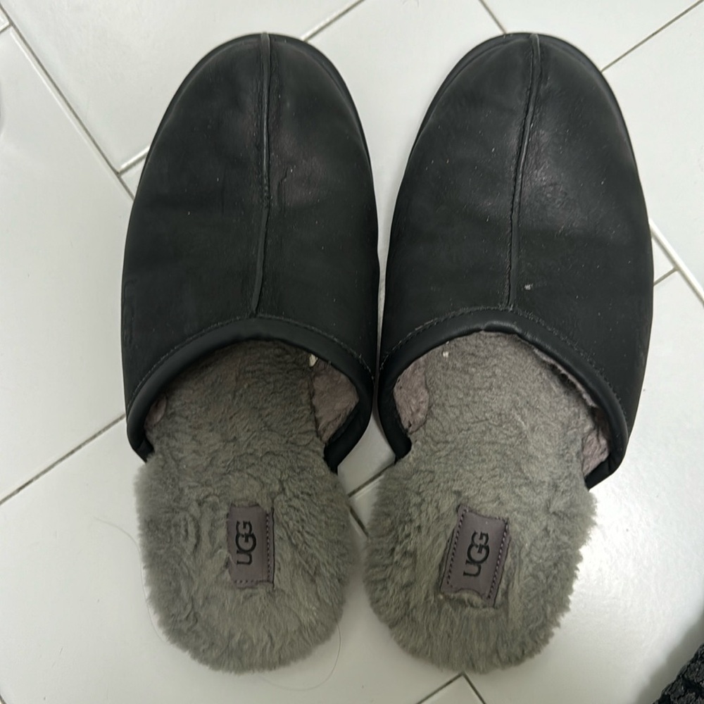 UGG Slippers size 11 men’s US SIZE